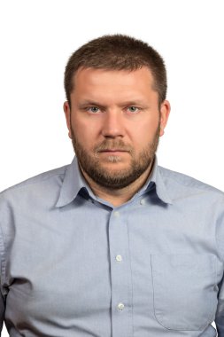 Sakallı ve bıyıklı bir adam portresi