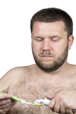 Sakallı adam dişlerini temizler