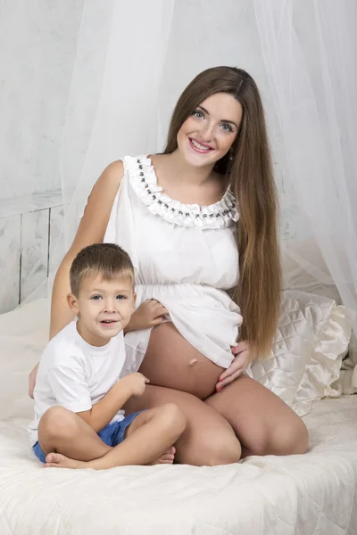 Ребенок указывает на беременную мать — стоковое фото