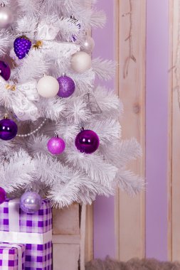 Noel ağacının altında hediye kutuları