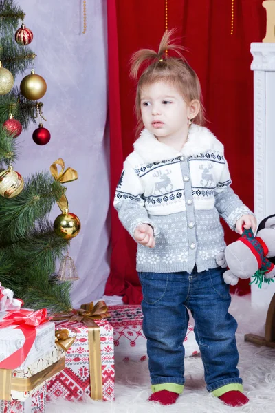 Portrait of surprised girl with green tree — Stock Photo, Image