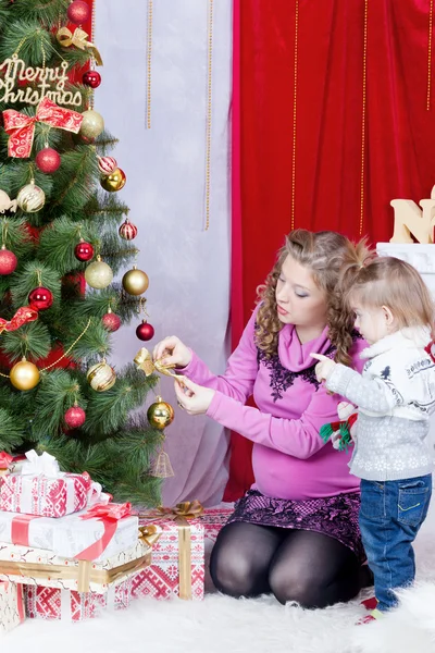 Mum and daughter decorate Christmas tree — Stock Photo, Image