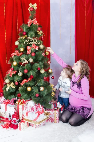 Decorating the Christmas tree — Stock Photo, Image