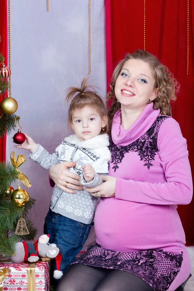 Family portrait at the Christmas tree — Stock Photo, Image