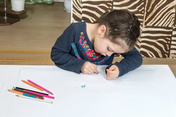 Κορίτσι εφιστά μολύβι — Φωτογραφία Αρχείου