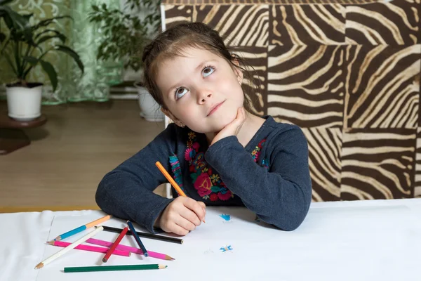 Bambina sognante con matite — Foto Stock