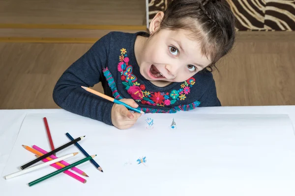 A menina emocional desenha — Fotografia de Stock