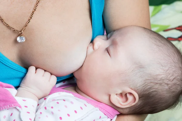 Dítě spí a žere mateřské mléko — Stock fotografie
