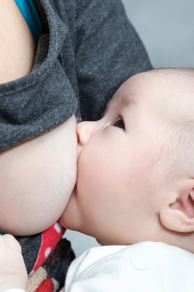 Мати годує дитину грудьми — стокове фото