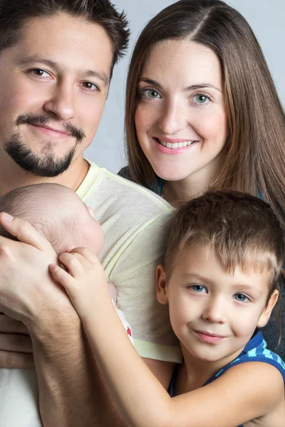 Portrait of a young family — Stock Photo, Image