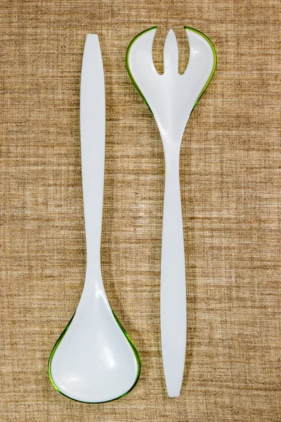 Insalata di forchetta e cucchiaio di plastica — Foto Stock