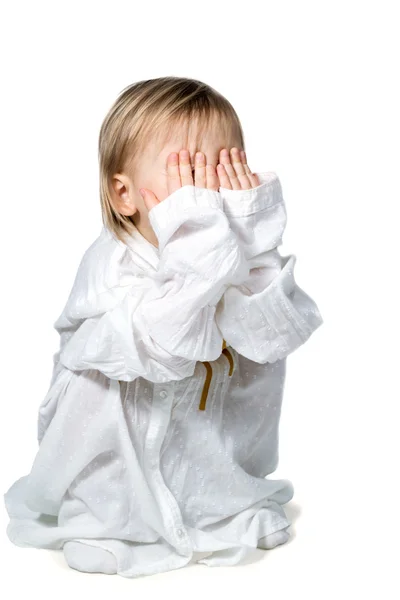 Niño pequeño jugando a las escondidas —  Fotos de Stock