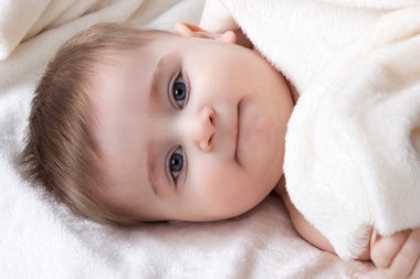 portre bebek yatakta yatıyordu