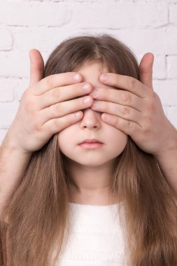 Gözlü kız garip elleri kapalı