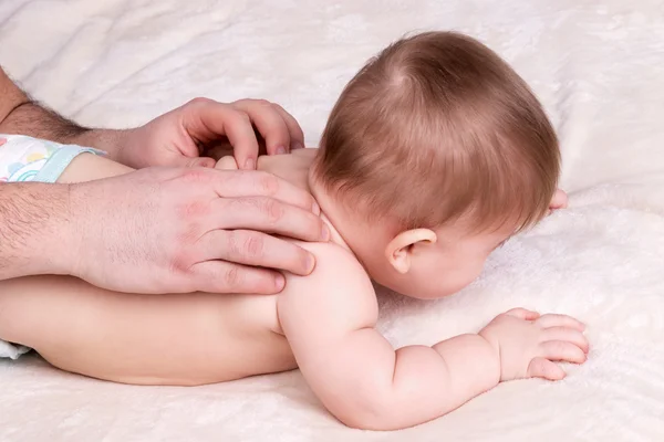 Bonito bebê massagem de volta — Fotografia de Stock