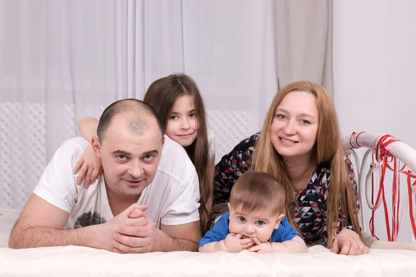 Aile portre yatakta döşeme — Stok fotoğraf