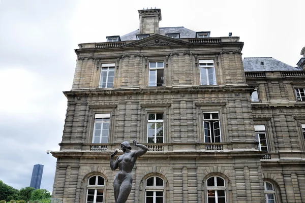 PARIS, FRANÇA-JUNHO 6, 2011: Estátua de La Femme aux Pommes esculpida por Jean Terzieff em frente ao Palácio do Luxemburgo em Paris — Fotografia de Stock