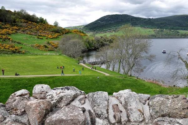 Στο κάστρο Urquhart, Σκωτία - 30 Μαΐου 2013: Επίσκεψη τουριστικά ερείπιο της ιστορικό κάστρο Urquhart — Φωτογραφία Αρχείου