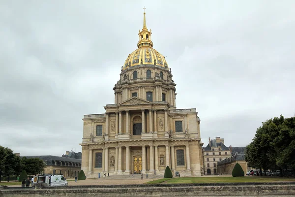 Paris, Fransa - 7 Haziran 2011: Les Invalides klasik bina katedral kubbe Paris