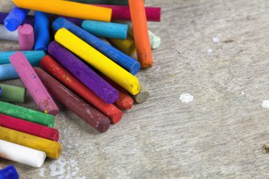 Çok renkli petrol pastel sanatçı çalışma alanı üzerinde yakın çekim