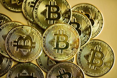 Altın arka plana karşı bitcoin yığını görüntüsü. Kripto para birimi kavramı.