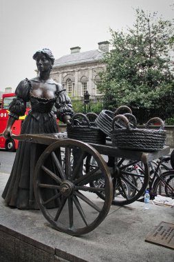 DUBLIN, İRELAND- 28 Mayıs 2012: Molly Malone heykeli, Dublin, İrlanda 'da geçen ve Dublin şehrinin gayri resmi marşı haline gelen popüler bir şarkı..