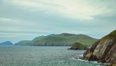 Blasket Adaları ve Slea Head Drive 'dan Dunmore Head manzarası. Slea Head Drive, İrlanda 'nın Kerry ilçesinden Dingle sahiline kadar uzanan Vahşi Atlantik Yolu' nun bir kısmını oluşturan muhteşem bir sürüş rotasıdır..