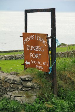 Dingle Yarımadası 'ndaki tarih öncesi Dun Beag kalesi Kuzey Atlantik Okyanusu manzaralı..