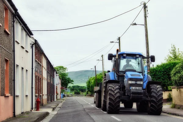 Cork Irlanda Giugno 2012 Trattore Blu New Holland Strada Nella — Foto Stock