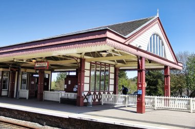 Aviemore tren istasyonu İskoçya 'nın dağlık bölgelerindeki Aviemore kasabasına ve turist beldesine hizmet vermektedir. 25 Mayıs 2013 'te İskoçya, Aviemore' da çekildi..