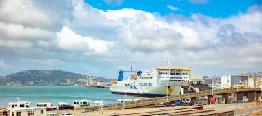 Wellington, Yeni Zelanda limanı manzarası. Wellington Şehir Otoyolu, Yeni Zelanda 'dan 4 Aralık 2019' da çekildi.
