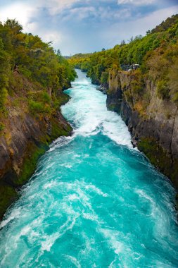 Huka Şelalesi 'nin vahşi akıntısı Yeni Zelanda, Taupo Gölü yakınlarında.
