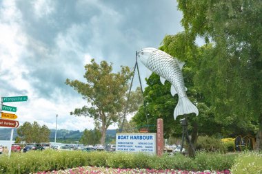 Yeni Zelanda Waikato Bölgesi, Taupo Lakefront, Boat Harbour yakınlarında dev alabalık heykeli. 8 Aralık 2019 'da Taupo, Yeni Zelanda' da çekildi.
