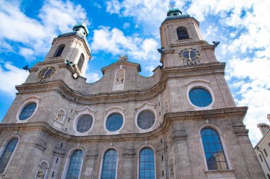 Aziz James Katedrali veya Dom Sankt Jakob, Avusturya 'nın başkenti Innsbruck' ta yer alan Katolik Kilisesi 'nin 18. yüzyıldan kalma bir katedralidir.