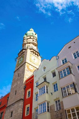 Herzog Friedrich Caddesi 'nde Stadtturm olarak bilinen Gotik Kulesi ile Altes Rathaus olarak bilinen eski belediye binasının görüntüsü. 15 Ekim 2016 'da Avusturya' nın Innsbruck kentinde çekildi.