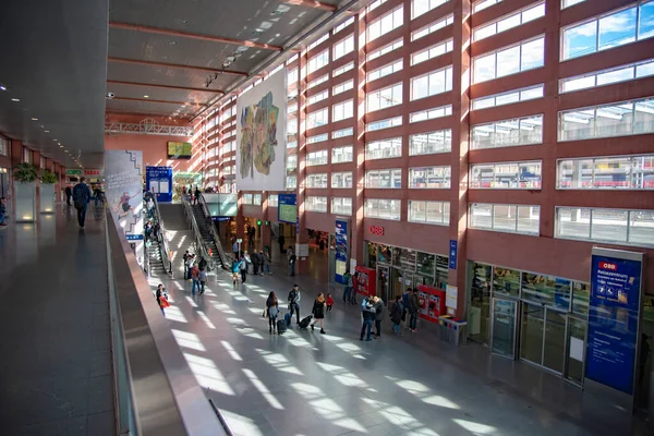 Innsbruck ana tren istasyonu Hauptbahnhof OBB. 15 Ekim 2016 'da Avusturya' nın Innsbruck kentinde çekildi.