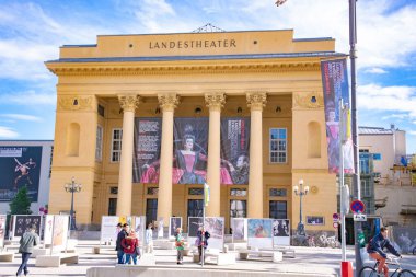Tiroler Landestheater Innsbruck veya Tyrolean State Theater, The Main House Entrance or Facade in the Old Town. 15 Ekim 2016 'da Avusturya' nın Innsbruck kentinde çekildi.