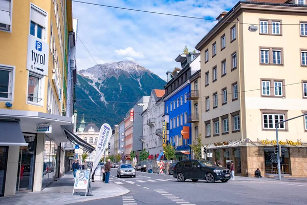 Şehir merkezinde bir cadde manzarası. 15 Ekim 2016 'da Avusturya' nın Innsbruck kentinde çekildi.