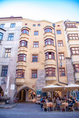 Şehir merkezinde bir cadde manzarası. 15 Ekim 2016 'da Avusturya' nın Innsbruck kentinde çekildi.