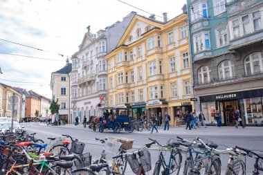 Şehir merkezinde bir cadde manzarası. 15 Ekim 2016 'da Avusturya' nın Innsbruck kentinde çekildi.