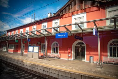Jenbach tren istasyonunun görüntüsü, Avusturya Federal Devleti Tyrol 'ün Schwaz ilçesinde Jenbach belediyesine hizmet vermektedir. 15 Ekim 2016 'da Avusturya' nın Tyrol kentinde cam yansıması olan bir trenden alındı.