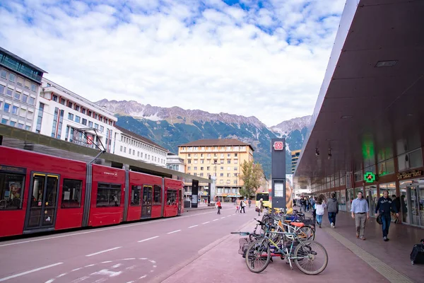 Innsbruck şehir merkezindeki Kızıl Tramvay manzarası. 15 Ekim 2016 'da Avusturya' nın Innsbruck kentinde çekildi.