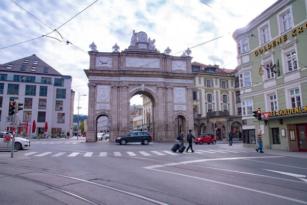 Kilátás Triumphpforte Egy Diadalív Innsbruck Altstadt Óvárosában Kelt Innsbruckban Ausztriában — Stock Fotó