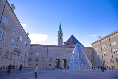 16. yüzyılın görkemli meydanı olan Residenzplatz, müzik ve spor etkinliklerinde kullanılan barok bir çeşme üzerine kuruludur. 20 Ekim 2016, Salzburg, Avusturya