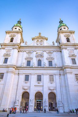 Salzburg Katedrali ya da Salzburger Dom, Avusturya 'nın Salzburg kentinde 17. yüzyıl barok Roma Katolik kilisesi. 20 Ekim 2016, Salzburg, Avusturya