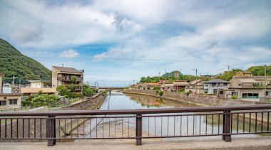 Yakushima Adası, Kagoshima Bölgesi, Japonya 'daki küçük bir kasabada yerleşim alanı manzarası