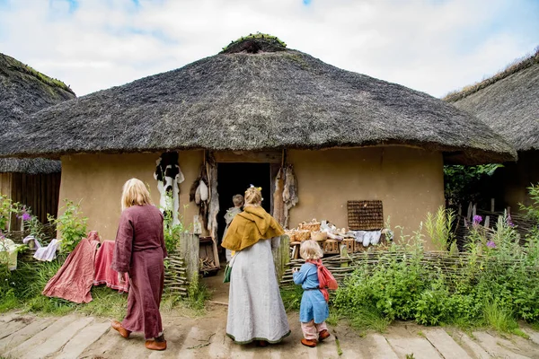 Herci Oblečeni Středověku Viking Oblečení Provádění Každodenních Aktivit Vikingských Vesničanů — Stock fotografie