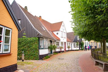 Holm 'da eski bir balıkçı köyü olan ve eskiden Schleswig kasabasına bağlı bir ada olan Schlei' de M.S 1000 civarında kurulmuş güzel eski evler var. Resimli evler ve kaldırımlı yollar var. 15 Temmuz 2016 'da çekildi