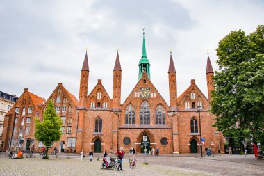Heiligen Geist Hastanesi 13. yüzyılda inşa edildi ve bina hala duvarları içinde yaşlılar için bir ev barındırıyor. 16 Temmuz 2016 'da Lubeck, Almanya' da çekildi.