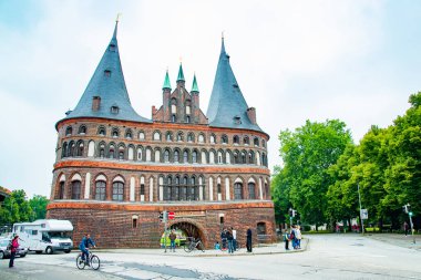 Holsten Kapısı, Hanseatik kenti Lubeck 'in batı sınırını belirleyen bir şehir kapısı. 16 Temmuz 2016 'da Lubeck, Almanya' da çekildi.